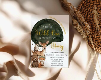 Puede incluir: Invitación para baby shower con ilustraciones de animales del bosque, como un ciervo, un búho, un oso y un zorro. La invitación incluye el texto "A Little Wild One is on the Way!" y detalles del evento, incluido el nombre "Daisy".