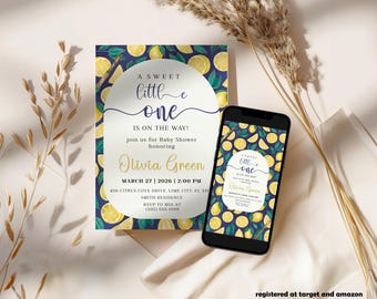 Puede incluir: Una invitación a un baby shower con temática de limones. La invitación dice "A Sweet Little One Is On The Way!" e incluye la fecha, hora y lugar. Un smartphone muestra el mismo diseño. El fondo es azul marino con rodajas de limón.