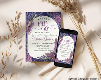 Puede incluir: Una invitación a un baby shower con un diseño floral de lavanda. La invitación incluye el texto "A Sweet Little One Is On The Way!" y los detalles del baby shower de Olivia Green. Un smartphone muestra la misma invitación.