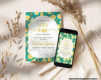Puede incluir: Una invitación a un baby shower con tema de limón. La invitación presenta el texto "A Sweet Little One Is On The Way" en escritura dorada. El fondo es turquesa con rodajas de limón. Un smartphone muestra el mismo diseño.