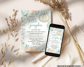 Puede incluir: Una invitación a un baby shower con un diseño de calabaza en acuarela. La invitación dice "A Sweet Little Pumpkin is on the way!" e incluye los detalles del evento. Un smartphone muestra el mismo diseño. La paleta de colores incluye verdes suaves, melocotones y cremas.
