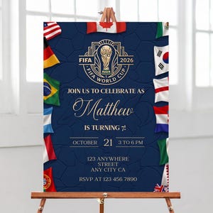 Può includere: Un cartello rettangolare blu scuro con il logo della Coppa del Mondo FIFA 2026, bandiere internazionali sui lati e il testo: Join us to celebrate as Matthew is turning 7! October 21, 3 to 6 PM, 123 Anywhere Street, Any City CA, RSVP at 123 456 7890.