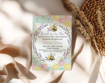 Puede incluir: Una invitación a un baby shower con un diseño de acuarela. La invitación presenta el texto "Sweet as can Bee" y "Olivia Green". El diseño incluye lavanda, abejas y un patrón de panal en colores pastel.