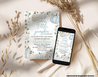Puede incluir: Una invitación a un baby shower y un teléfono inteligente que muestra el mismo diseño. La invitación presenta un diseño de acuarela con calabazas azul claro y el texto "A Sweet Little Pumpkin is on the Way!". Los detalles incluyen la fecha, la hora, el lugar y la información de RSVP.