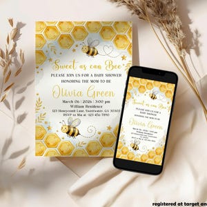 Può includere: Un invito a un baby shower a tema api. L'invito presenta un motivo a nido d'ape, api e il testo "Sweet as can Bee". L'invito include la data, l'ora e il luogo del baby shower. Uno smartphone mostra lo stesso invito.