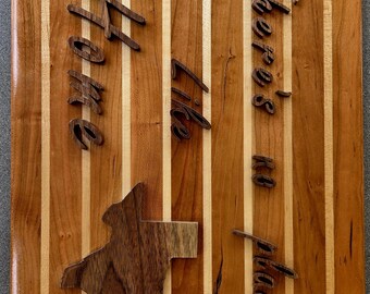 Tabla de charcutería texana, bandeja de servir artesanal de madera mixta, letrero de madera 3D, cedro, roble y nogal, regalo de inauguración de casa, No hay lugar como el hogar.