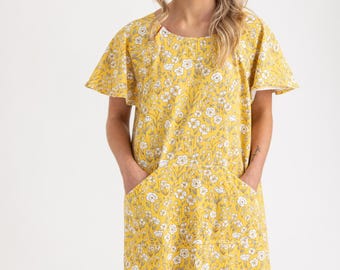 Bio-Krankenhaus-Krankenhauskleid für Frauen mit Druckknöpfen und Taschen: RN Entwickelt für den Zugang zu IV und Port; Goldener Wildblumen Druck