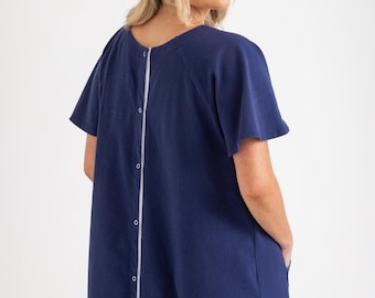 Bata orgánica para pacientes hospitalarias (mujeres) – Diseñada por enfermeras registradas, con broches y bolsillos para acceso a vías intravenosas y puertos – Hecha en EE. UU. – Azul marino liso