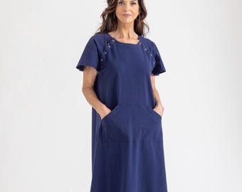 Bata de hospital orgánica y suave para mujer – Diseñada por enfermeras, con broches y bolsillos para acceso a vías intravenosas y puertos – Hecha en EE. UU. – Azul marino liso
