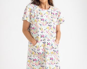 Bio-Krankenhaus-Krankenhauskittel für Frauen - RN-Design, mit Druckknöpfen und Taschen für IV- und Portzugang - Hergestellt in den USA - Zwei Herzen Print