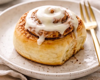 Rollos de canela suaves con glaseado de queso crema: la receta perfecta para un brunch de fin de semana