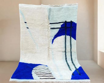 Celia | Dywan Beni Mrirt na zamówienie | Nowoczesny abstrakcyjny kobaltowy błękit | Ręcznie tkana wełna | Dywan Beniloom