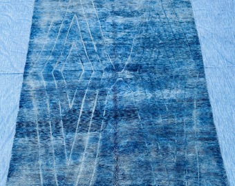 Misty | Dywan akwarelowy Beni Mrirt 9 x 12 stóp | Warstwowy niebieski gradient ombre | Ręcznie tkana wełna marokańska | Abstrakcyjny wzór artystyczny Beni | Dywan Beniloom