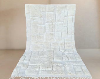 Bela | Dywan Beni Mrirt na zamówienie | Tekstura bloku rzeźbiarskiego w kolorze kości słoniowej | Ręcznie tkana wełna marokańska | Dywan Beniloom