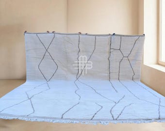 Ayla | Dywan Beni Mrirt na zamówienie | Kość słoniowa, brąz, abstrakcyjne linie diamentowe | Ręcznie tkana wełna marokańska | Beniloom