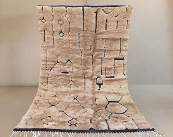Wila | Dywan Beni Mrirt na zamówienie | Nowoczesne abstrakcyjne symbole plemienne | Ręcznie tkana wełna w kolorze piasku i węgla drzewnego | Dywan Beniloom