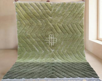 Folia | Dywan Beni Mrirt na zamówienie | Dwukolorowy zielony, rzeźbiony wzór szewronu | Ręcznie tkana wełna marokańska | Beniloom