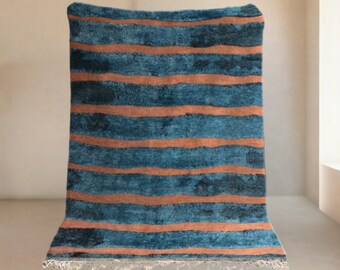 Indra | Dywan Beni Mrirt na zamówienie | Turkusowo-niebieski terakotowy w paski | Ręcznie tkana wełna marokańska | Beniloom