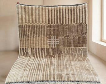 Vana | Dywan Beni Mrirt na zamówienie | Abstrakcyjne motywy plemienne w kolorze szaro-brązowym i kości słoniowej | Ręcznie tkana wełna marokańska | Beniloom