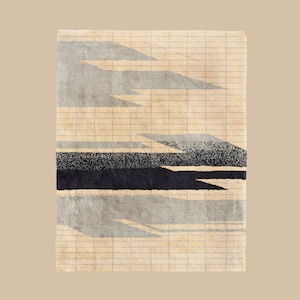 Puede incluir: Alfombra rectangular con diseño geométrico. La alfombra presenta un fondo beige con un patrón de cuadrícula. Formas abstractas grises y negras se superponen, creando una estética moderna y minimalista. Adecuada para salones o dormitorios. Medidas en centímetros.