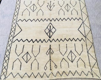 Anya | Dywan plemienny Beni Ourain, 9,7 x 12 stóp | Kremowo-czarne motywy symboliczne | Ręcznie tkana wełna marokańska | Tradycyjny wzór berberyjski | Dywan Beniloom