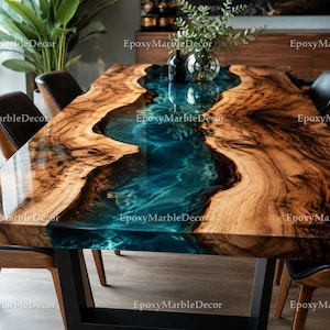 Op de afbeelding: Een grote, rechthoekige eettafel met een uniek ontwerp. De tafel heeft een houten oppervlak met een levendige rand en een rivier van blauwe epoxyhars in het midden. De tafel wordt ondersteund door zwarte metalen poten en is omringd door zwarte stoelen.