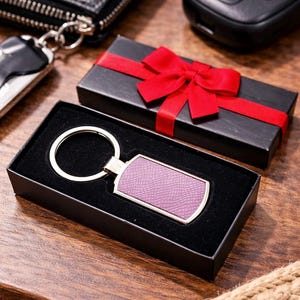 Schlüsselanhänger aus lila Schlangenleder (Python) – mit oder ohne Lasergravur, verchromter Edelstahl, in Geschenkverpackung mit Anhänger.