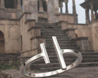 Elegante brazalete de plata hecho a mano con un audaz diseño de barra en T. Atemporal, minimalista y elegante sin esfuerzo.