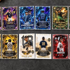 Puede incluir: Una colección de doce tarjetas de béisbol rectangulares dispuestas en dos filas. Cada tarjeta muestra a un jugador en uniforme, números de equipo y estadísticas. Los diseños incluyen bordes dorados, azules, verdes y rojos vibrantes.