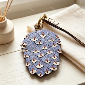Colgante para bolso de piel auténtica con forma de piña en capas, llavero de piel azul empolvado con costuras a cuadros, regalo para amantes de la naturaleza y las plantas.