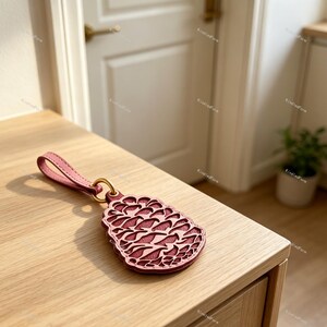 Llavero de cuero rosa con forma de piña, dije de cuero genuino: un pequeño regalo para mujeres amantes de la naturaleza.