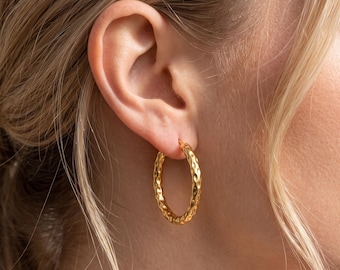 Hammered Gold Stainless Steel Hoops, 18k Vergoldet Congo Earrings, Waterfest Vintage Schmuck