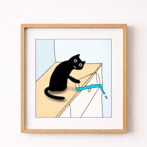 Könnte beinhalten: Gerahmter Kunstdruck mit einer Cartoon-Illustration einer schwarzen Katze. Die Katze steht auf einer Theke und verschüttet Wasser aus einem Glas. Das Kunstwerk hat einen minimalistischen Stil mit einer hellblauen, gelben und weißen Farbpalette.