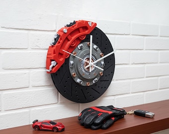 Orologio da parete a forma di disco freno / Decorazione da corsa per la caverna dell'uomo o il garage / Regalo meccanico unico / Arte automobilistica per amanti delle auto / Diametro 26 cm