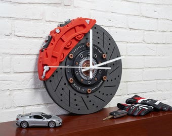 Reloj de pared con pinza de freno de disco. Frenos de rotor de carreras realistas y detallados. Regalo para mecánicos de garaje o aficionados a los coches. Decoración automotriz para aficionados a los coches. 26 cm.