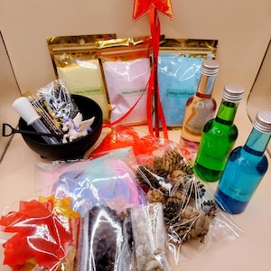 Pode incluir: Uma coleção de itens extravagantes, incluindo pequenas garrafas de líquido colorido, sacos de pó rotulados como "Troll Foot Dust", uma varinha em forma de estrela e elementos decorativos como folhas e pinhas.