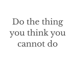 Könnte beinhalten: Ein minimalistisches Design mit dem Text "Do the thing you think you cannot do" in einer einfachen, serifenlosen Schriftart. Der Text ist auf einem schlichten weißen Hintergrund zentriert, was eine klare und motivierende Ästhetik erzeugt.
