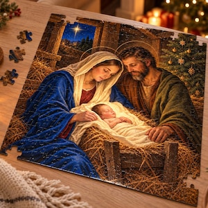 Puede incluir: Un rompecabezas que representa una escena de natividad con una mujer con túnica azul y un hombre con túnica verde mirando a un bebé en un pesebre lleno de heno. Una estrella brillante brilla en el cielo nocturno sobre un establo con un árbol.