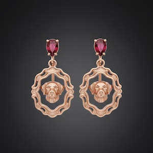 Puede incluir: Una taza de cerámica blanca con un asa negra y el texto "But First, Coffee" en negrita negra. La taza está sobre una superficie de madera. La taza mide 10 cm de alto.