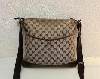 Gucci Monogram Canvas Axelväska – Brun Läderdetaljer