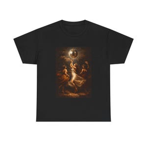 Może przedstawiać: Czarny t-shirt z obrazem w stylu vintage przedstawiającym trzy kobiety tańczące wokół świecącej kuli. Grafika ma ciepłą paletę kolorów z odcieniami brązu, złota i bieli. T-shirt jest wykonany z miękkiego, wygodnego materiału.