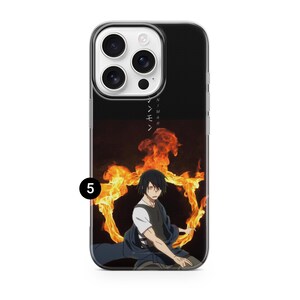 K&ouml;nnte beinhalten: Schwarze Handyh&uuml;lle mit einem Anime-Charakter, der von Flammen umgeben ist. Die H&uuml;lle hat eine schwarze Oberseite und ein Design mit japanischem Text und einem feurigen Hintergrund. F&uuml;r ein modernes Smartphone.