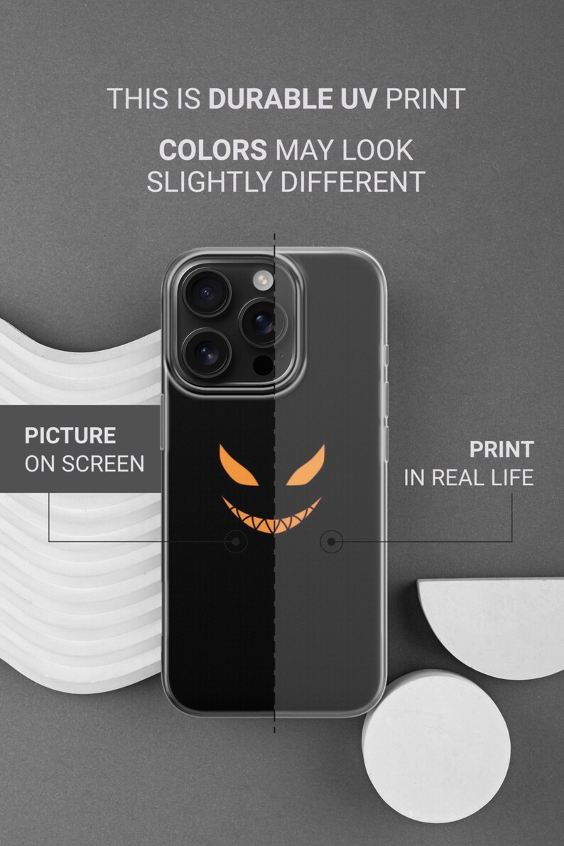 K&ouml;nnte beinhalten: Transparente Handyh&uuml;lle mit einem schwarzen und orangefarbenen Halloween-Design. Die H&uuml;lle zeigt ein l&auml;chelndes K&uuml;rbisgesicht. Der Text auf dem Bild lautet "THIS IS DURABLE UV PRINT" und "FARBEN K&Ouml;NNEN LEICHT UNTERSCHIEDLICH AUSSEHEN."