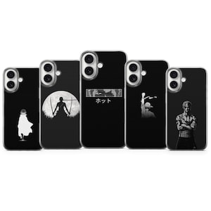 Op de afbeelding: Een verzameling van vijf zwarte telefoonhoesjes met anime-achtige afbeeldingen. Ontwerpen omvatten een figuur met een zwaard, een figuur met een hoed en een figuur met gekruiste armen. Eén hoesje heeft Japanse tekst.