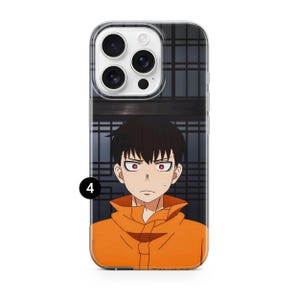 K&ouml;nnte beinhalten: Transparente Handyh&uuml;lle mit einer Cartoonfigur mit schwarzen Haaren, roten Augen und einer orangefarbenen Jacke. Der Hintergrund ist dunkel mit einem Gittermuster. Die H&uuml;lle hat einen transparenten Rand.