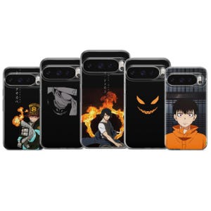 K&ouml;nnte beinhalten: Eine Sammlung von f&uuml;nf schwarzen Handyh&uuml;llen, jede mit einer anderen Grafik im Anime-Stil. Die Designs umfassen Charaktere mit Flammen, eine maskierte Figur und einen Charakter in orangefarbener Kleidung. Die H&uuml;llen sind f&uuml;r ein bestimmtes Telefonmodell konzipiert.