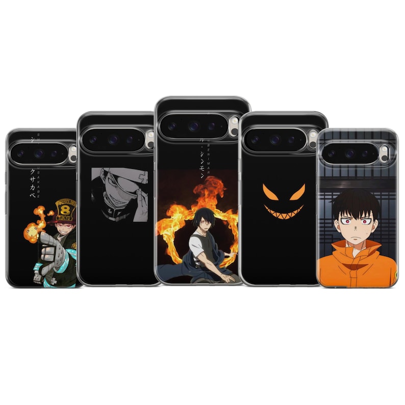 K&ouml;nnte beinhalten: Eine Sammlung von f&uuml;nf schwarzen Handyh&uuml;llen, jede mit einer anderen Grafik im Anime-Stil. Die Designs umfassen Charaktere mit Flammen, eine maskierte Figur und einen Charakter in orangefarbener Kleidung. Die H&uuml;llen sind f&uuml;r ein bestimmtes Telefonmodell konzipiert.