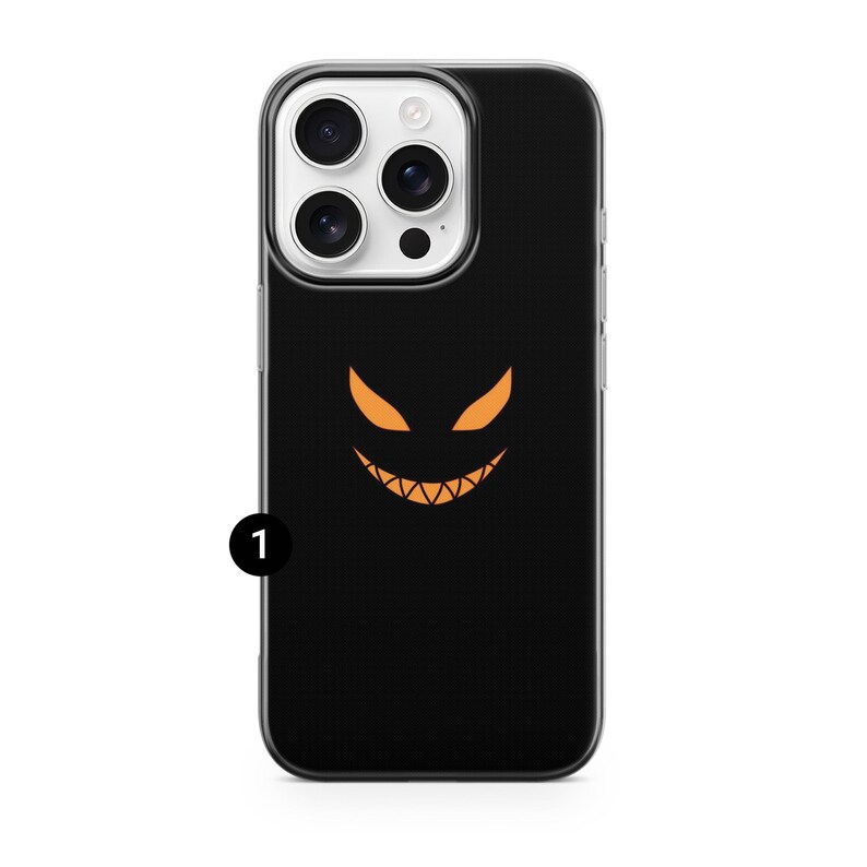 K&ouml;nnte beinhalten: Schwarze Handyh&uuml;lle mit einem Halloween-Design. Die H&uuml;lle hat einen schwarzen Hintergrund mit einem orangefarbenen, stilisierten Grinsegesicht. Die Handyh&uuml;lle hat einen transparenten Rand und einen Kameraausschnitt.
