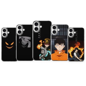 K&ouml;nnte beinhalten: F&uuml;nf schwarze Handyh&uuml;llen mit Anime-Illustrationen. Die Designs umfassen ein grinsendes Gesicht, eine Figur mit Maske, eine Figur mit Flammen und eine Figur in einer orangefarbenen Jacke.