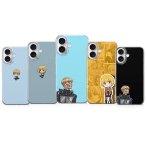 Op de afbeelding: Vijf smartphonehoesjes met illustraties van anime-personages. De ontwerpen bevatten lichtblauwe, grijze en zwarte effen achtergronden met kleine of grote karakterprints, en één geel hoesje met een collage van manga-stijl panelen.